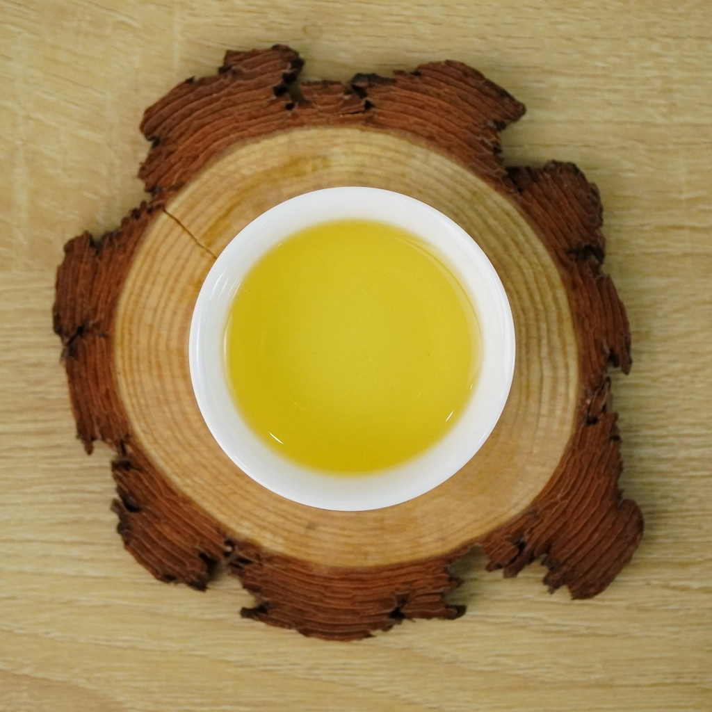 Màu nước sắc vàng tuyệt hảo của trà oolong thiết quan âm bảo lộc